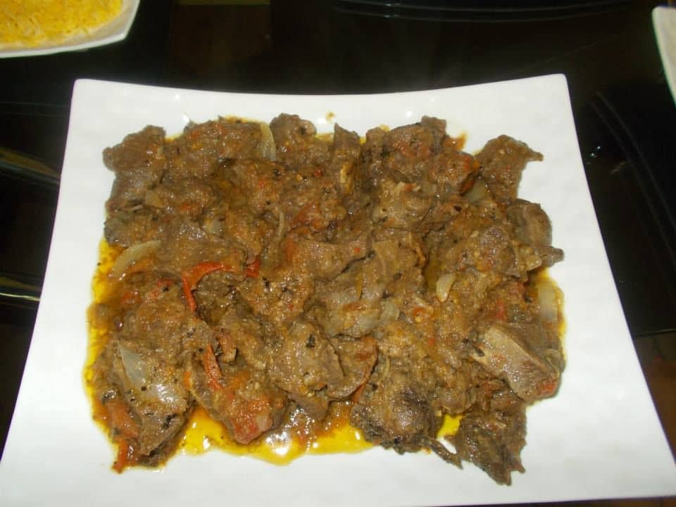 Viande de bœuf à la sauce tomate+ accompagnement