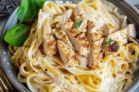 Tagliatelle alfredo poulet et champignon