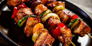 brochette viande plat